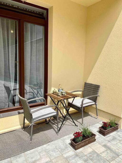 Studio V Prizemi S Kuchyni A Koupelnou Praga Exterior foto