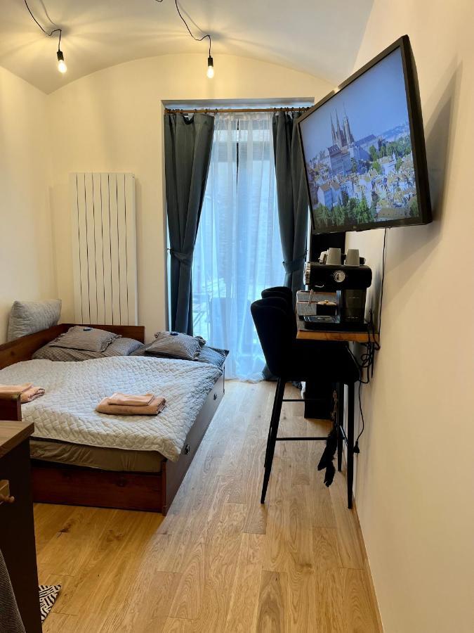 Studio V Prizemi S Kuchyni A Koupelnou Praga Exterior foto